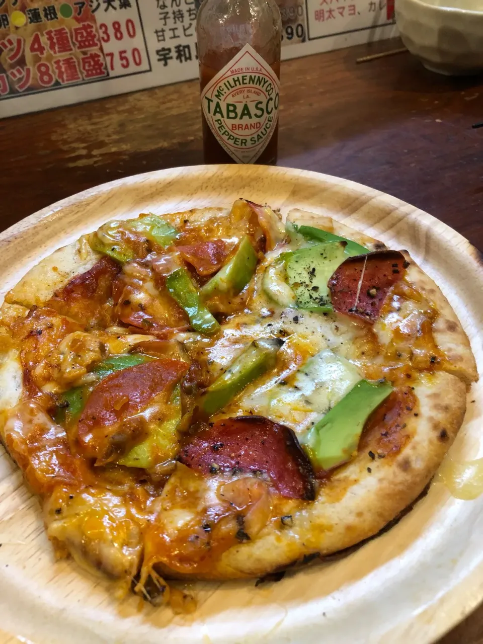 アボカド🥑とサラミのピザ🍕|すかラインさん