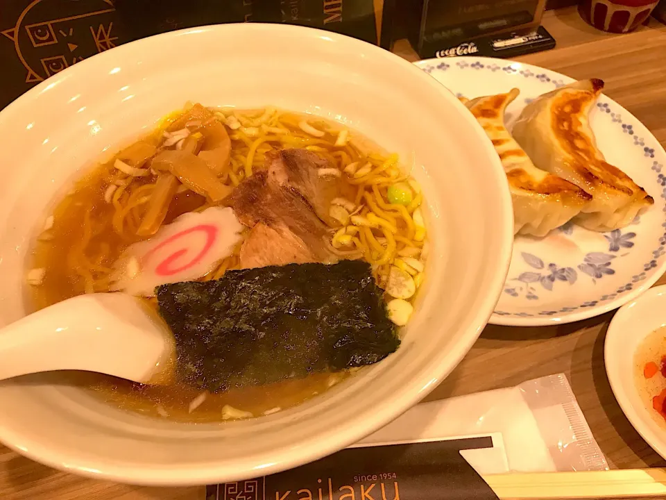 Snapdishの料理写真:C セット 東京醤油ラーメンと餃子3|マハロ菊池さん