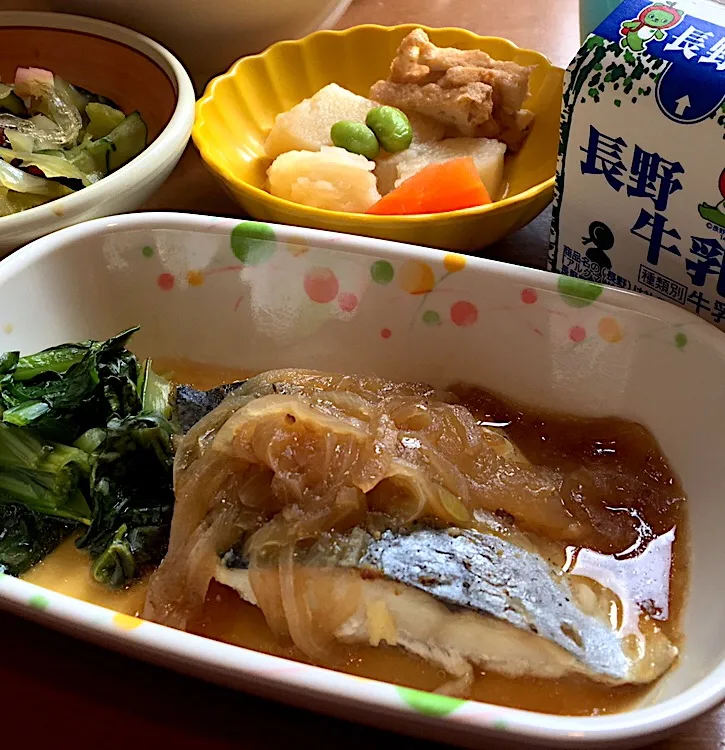 Snapdishの料理写真:アル中病棟の昼ごはん☀️☀️☀️
ごはん🍚  サワラのオニオンソース  酢の物  長芋の煮付  牛乳🥛|ぽんたさん