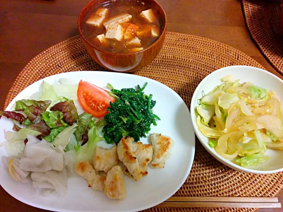 鶏むね肉のしっとり焼き
野菜炒め
なめこと豆腐のお味噌汁
ほうれん草のごま和え
サラダ|いろどり☆さん