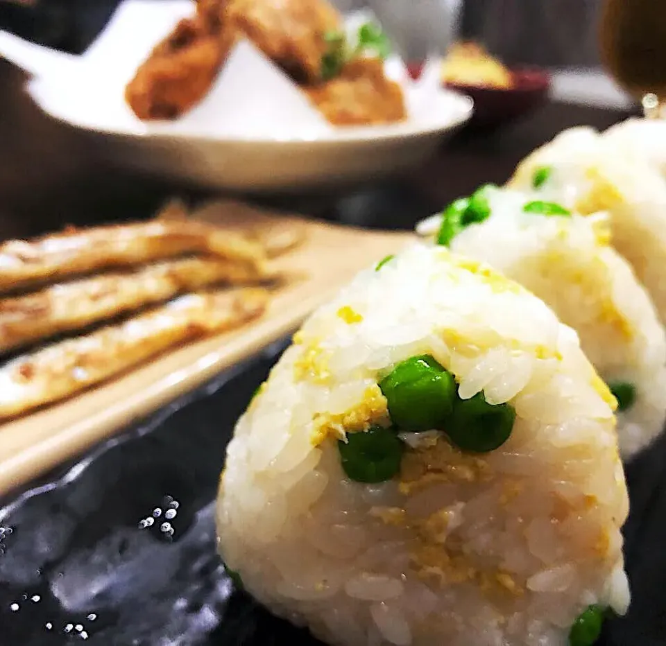 Snapdishの料理写真:ピースと炒り卵おにぎり🍙|ハマちゃんさん