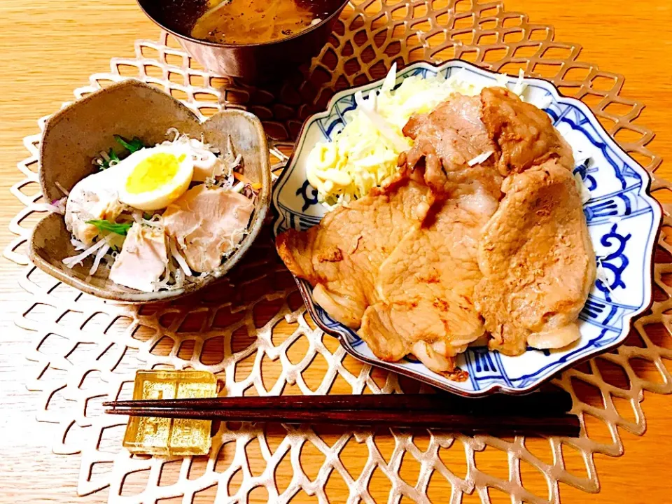 生姜焼きと鶏胸肉のサラダの和定食ときのこのコンソメスープ|虹色さん