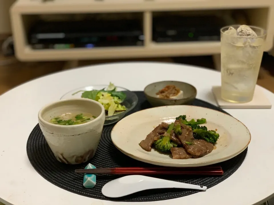 ばんごはん。牛肉とブロッコリーのオイスターソース炒め、ワンタンスープ、なめ茸豆腐。|yukiさん