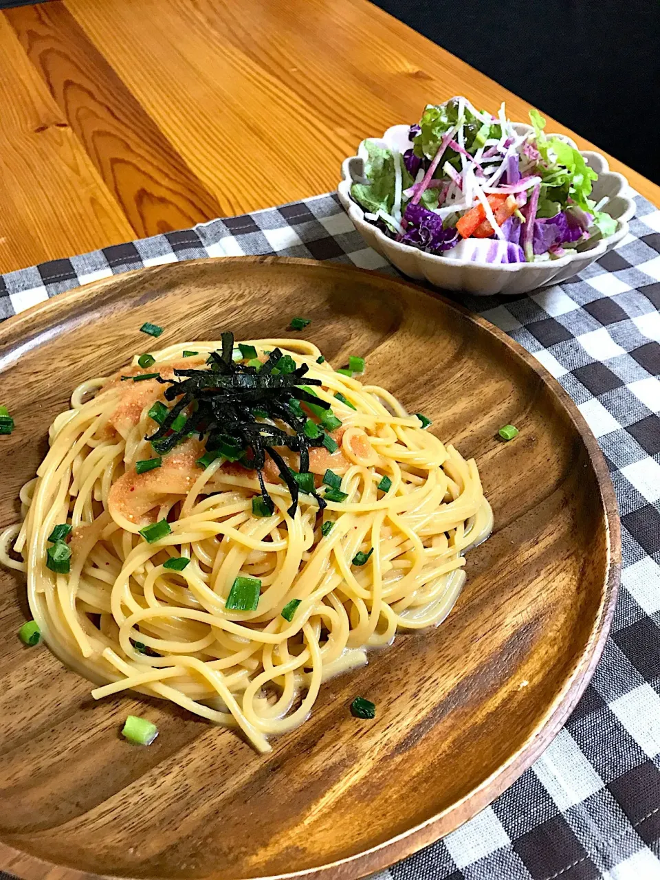 Snapdishの料理写真:明太子パスタ、紫白菜と大根のサラダ
【sayaさんの料理 明太子パスタ】|sayaさん