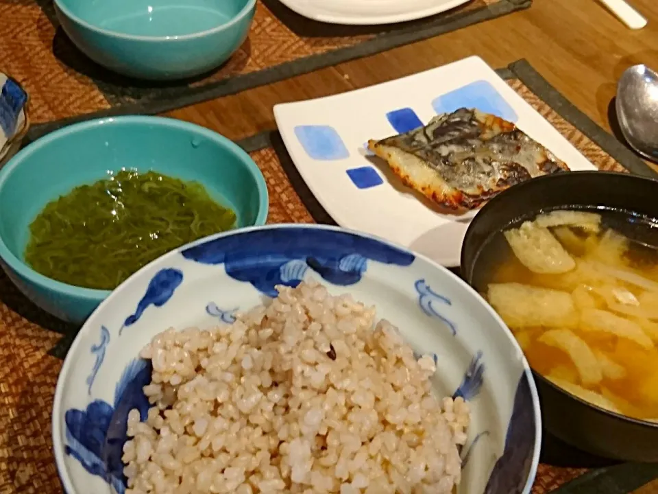 Snapdishの料理写真:めかぶ&サワラの西京漬け&玉ねぎの味噌汁|まぐろさん