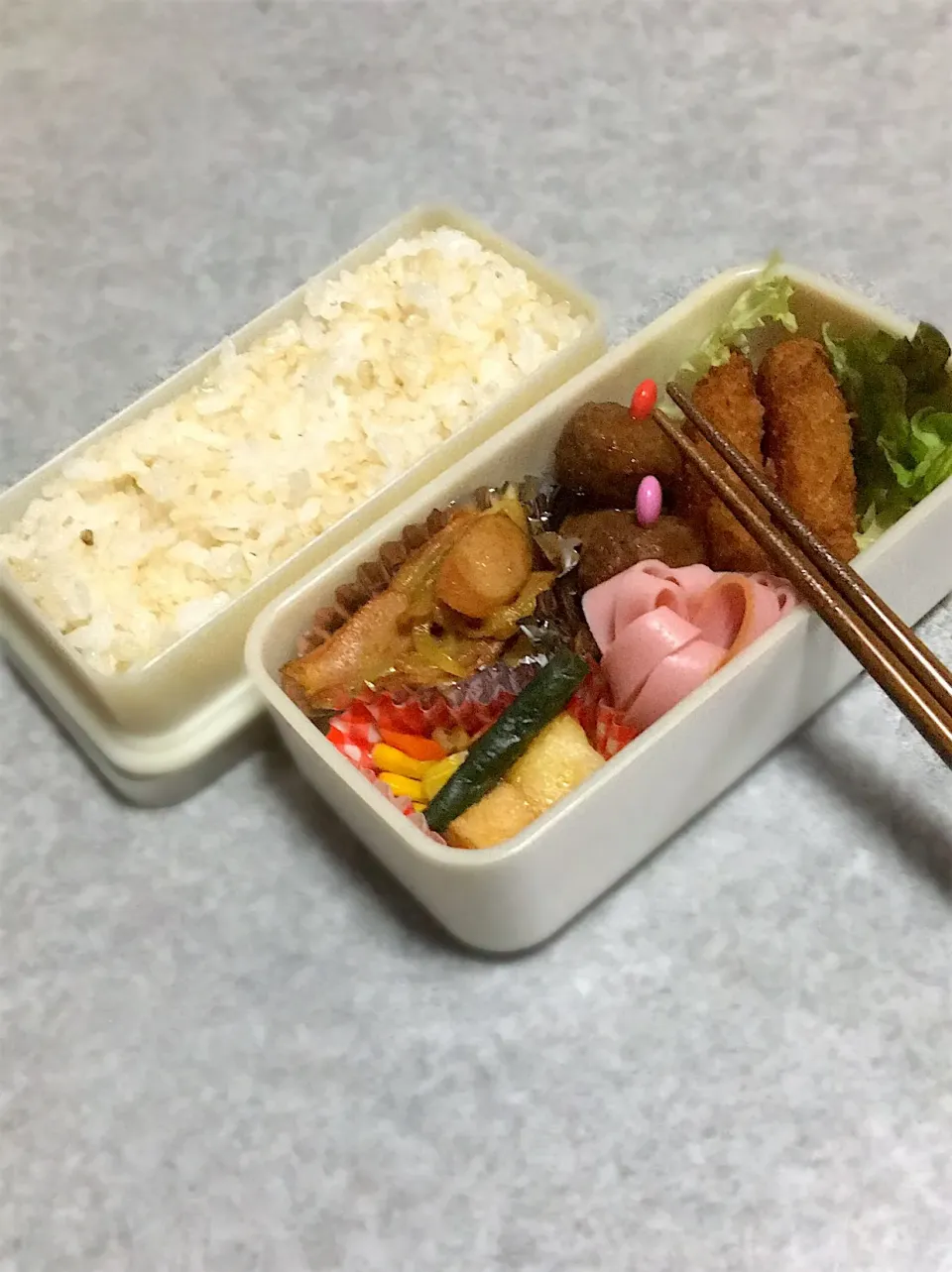 お弁当
 #お弁当  #お弁当記録  #お弁当修業中  #コロッケ  #肉団子  #ウインナー  #たまねぎ  #カレーマヨ  #ハム|まみさん