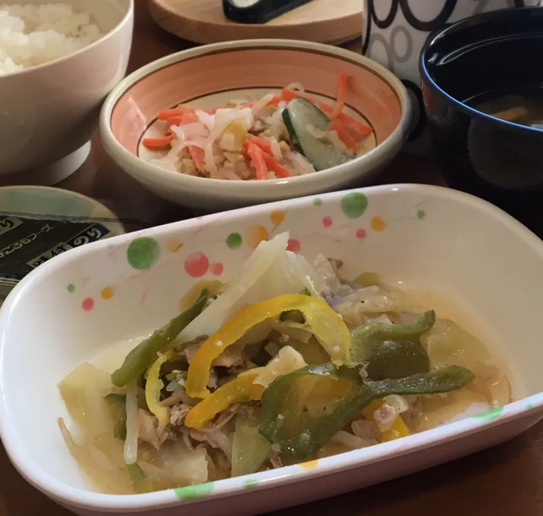 アル中病棟の朝ごはん☀️☀️🔆16日目
ごはん🍚  みそ汁（玉ねぎ）  鶏肉と野菜の塩炒め  春雨サラダ  味付け海苔|ぽんたさん