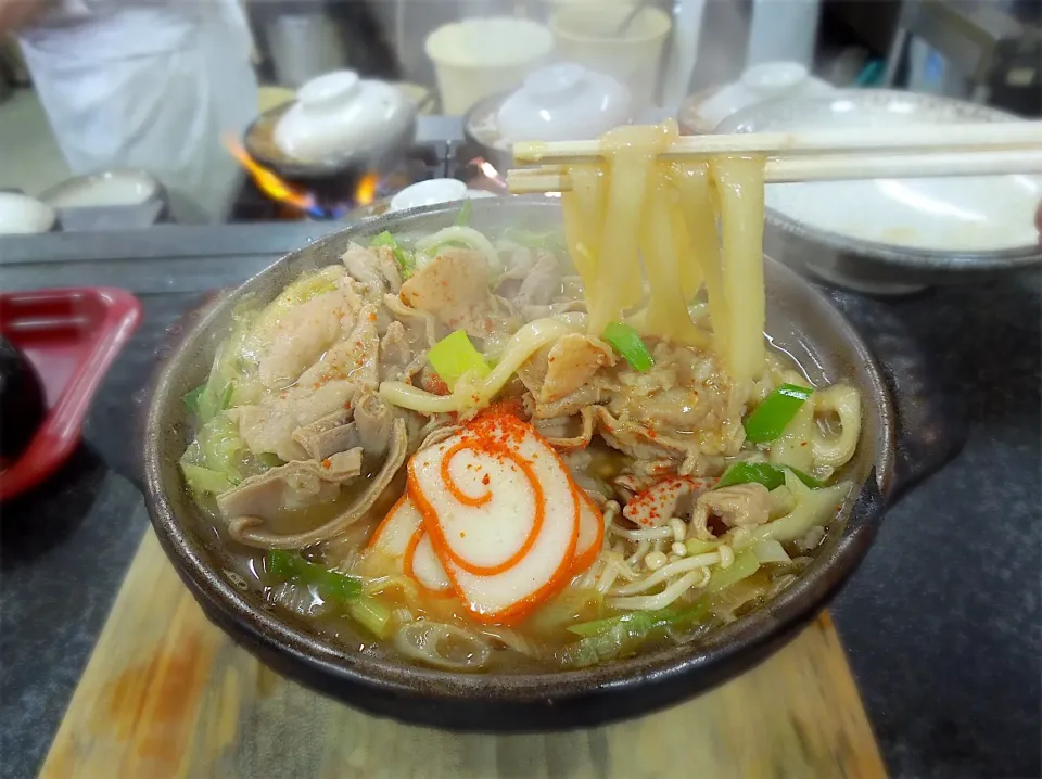 モツがゴロゴロ入ってる熱々グツグツのモツ味噌煮込みうどん|Takeshi  Nagakiさん