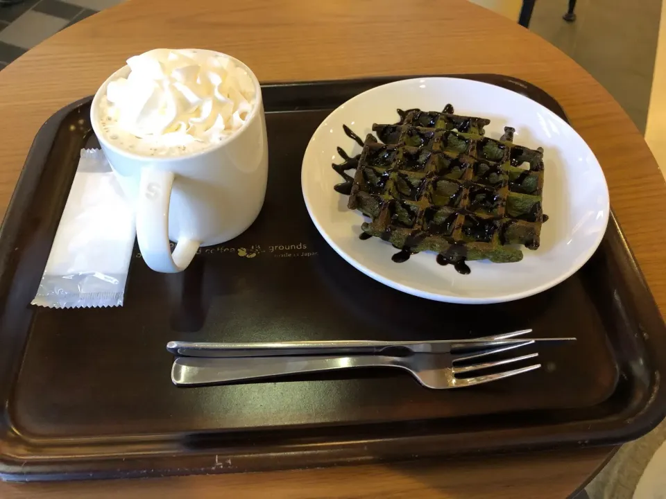 Snapdishの料理写真:スタバでお茶  抹茶ワッフルᵃⁿᵈ  ドリップコーヒー|ma-ko omaさん