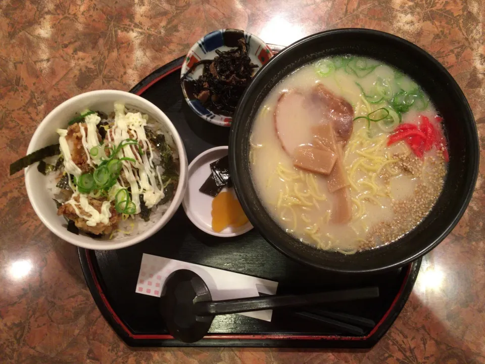 おすすめ定食(唐マヨ丼ととんこつラーメン)|ばーさんさん