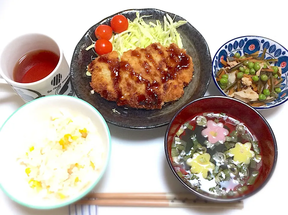 豚こまチーズトンカツ、昆布の煮物、すまし汁、とうもろこしご飯|ナッツさん