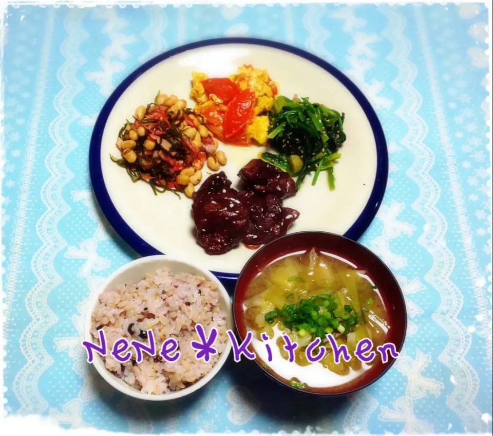 鶏もも肉のワイン煮♡
大豆と切り昆布とベーコンの白出汁炒め☆
トマト玉子炒め♪
ほうれん草のナムル☆|ねねさん