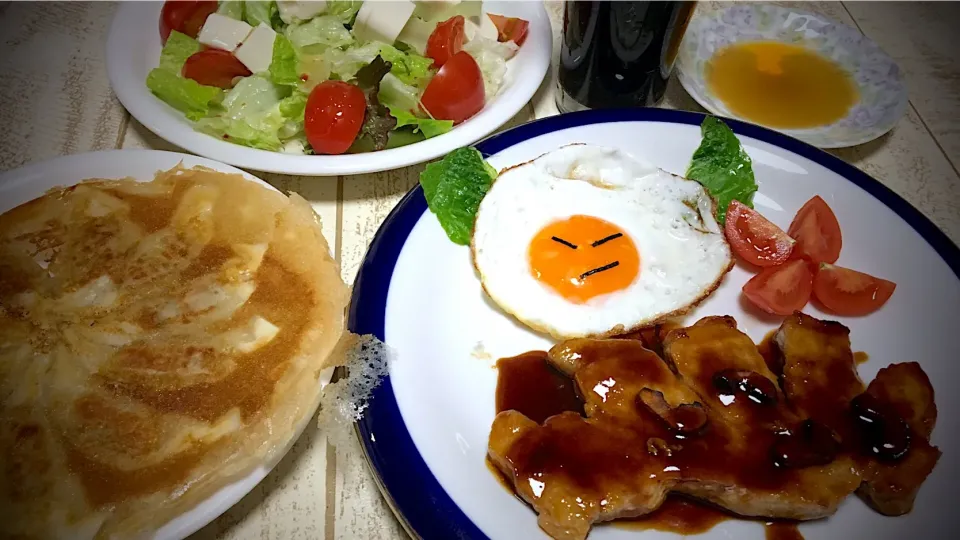 今日の男飯(*･ω･)病みつきトンテキwith目玉焼き&羽付き餃子&サラダ豆腐3彩レタスサラダ&ブラックビア♬︎♡|ひーちゃんさん