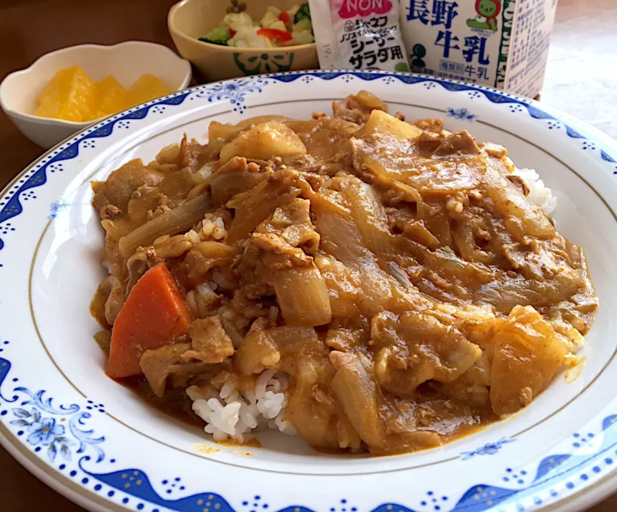 アル中病棟の昼ごはん☀️☀️🔆
カレーライス🍛  チーズサラダ🧀🥗  パイナップル🍍  牛乳🥛|ぽんたさん