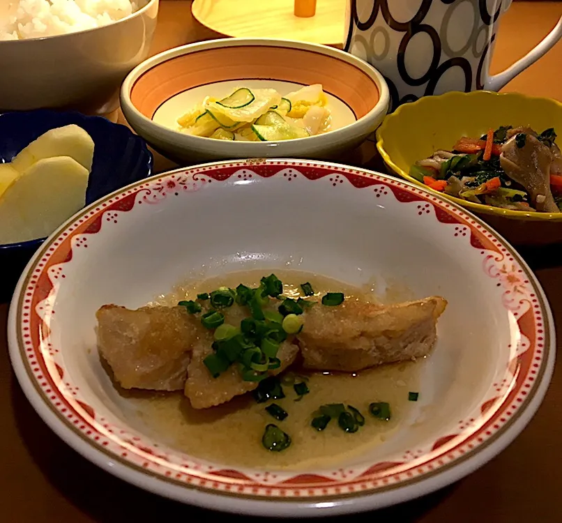 アル中病棟の晩ごはん⭐️⭐️🔆
ごはん🍚  おろし煮（赤魚）  酢味噌和え  おひたし  りんご🍎|ぽんたさん