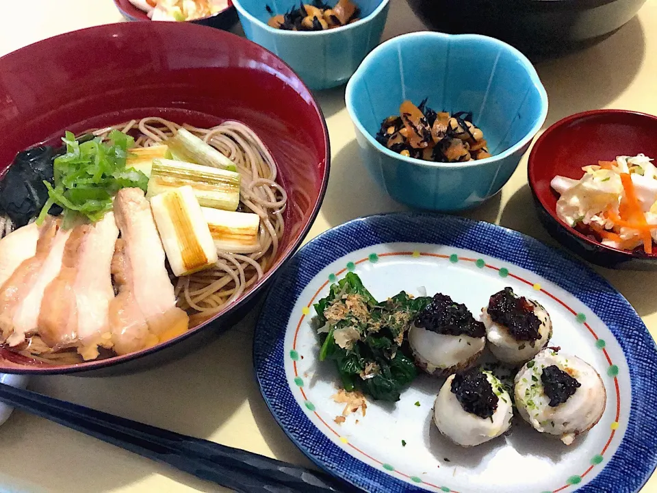 Snapdishの料理写真:2／1昼食  #昼ごはん 
•鶏南蛮蕎麦  •小芋のきぬかつぎ/ほうれん草のお浸し •大豆とひじきの煮物  •白菜etcの浅漬け|おさんどんさん