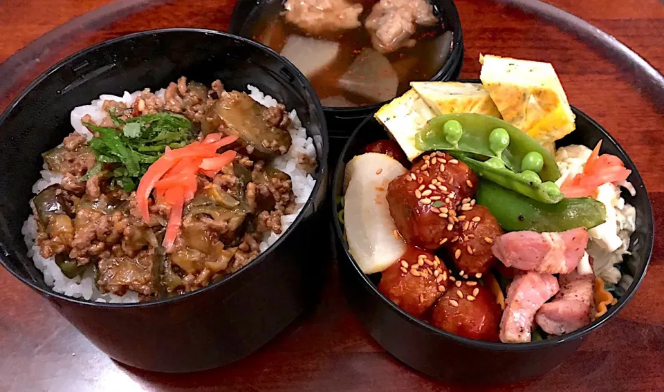 本日も息子弁当🍱麻婆茄子丼🍆ミートボール🍖スナップえんどうと生のベーコン炒め🥓（小樽メルカードの生ベーコン使用）シーザーサラダ（セゾンファクトリーのシーザーサラダドレ使用）青海苔入り厚焼き卵🥘 #息子弁当  #サーモスランチジャー  #麻婆茄子  #ミートボール  #スナップえんどう #生ベーコン #ベーコン  #小樽|Yukie  Toriseさん