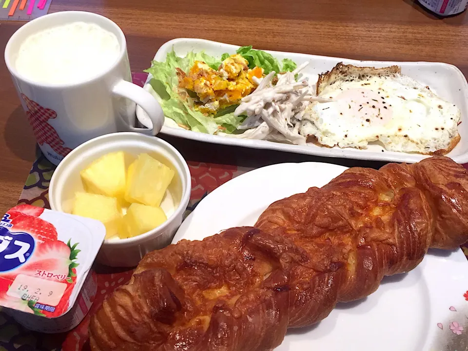 土曜日の朝ごはん
チーズディニッシュパン、目玉焼き、かぼちゃサラダ、ごぼうサラダ、サニーレタス、パイナップル、ストロベリーヨーグルト！バナナジュース|かよちゃんさん