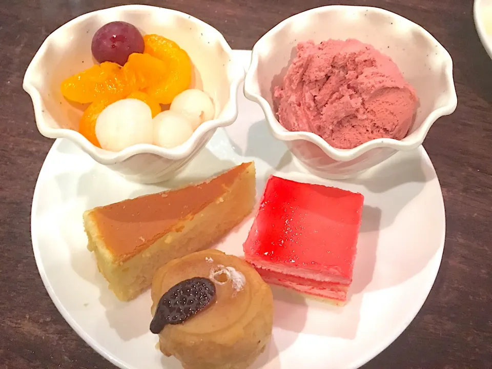 Assorted Dessert~redbean ice cream, longan & mandarin orange fruit cup, Asst minicakes|🌺IAnneさん