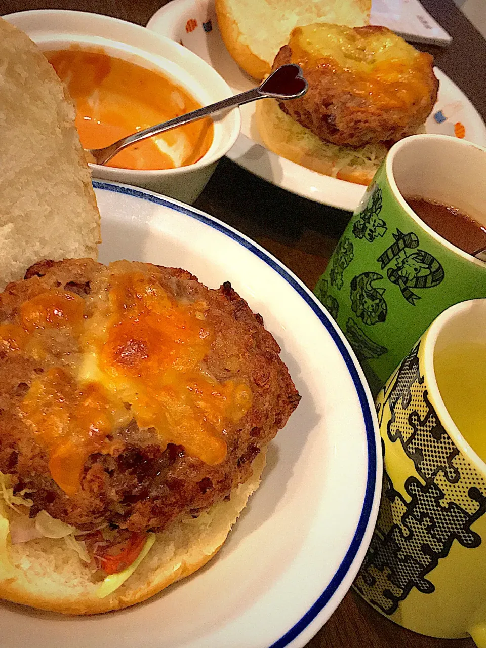 チーズインハンバーガー🍔  ホットチョコレート  グリーンティー|ch＊K*∀o(^^*)♪さん