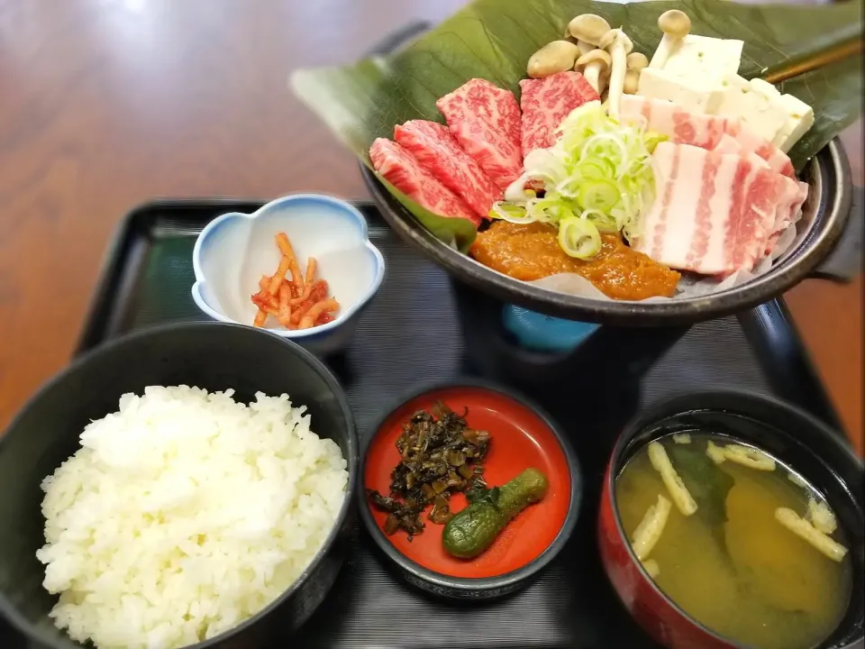 飛騨牛と飛弾豚 朴葉みそ定食|赤かぶの 里さん