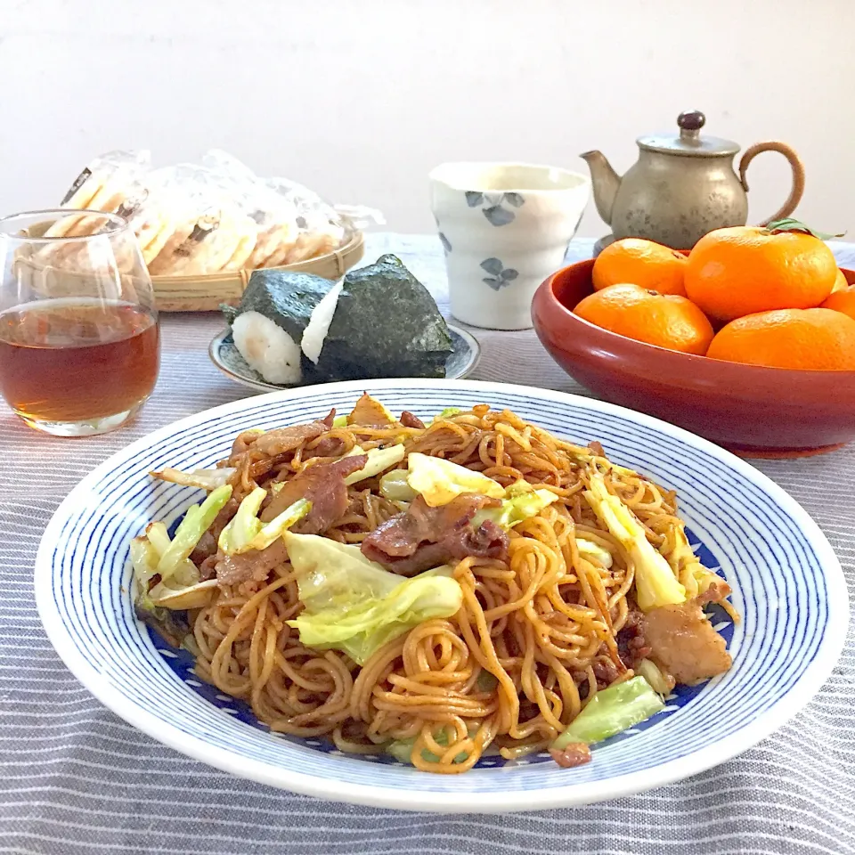 焼きそばとおにぎりのおひるごはん|ゆかりさん