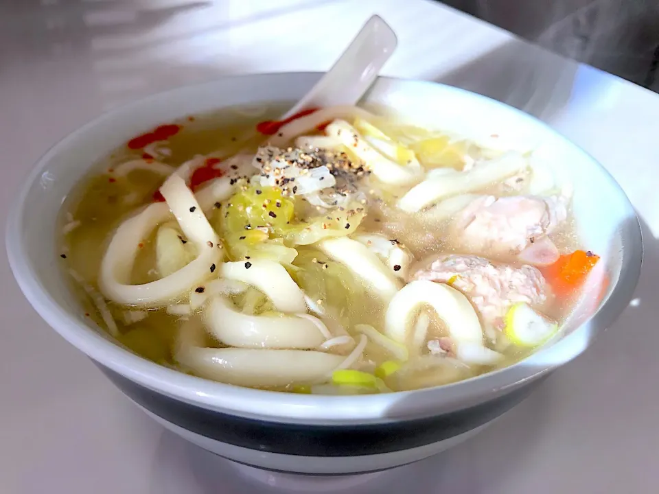 今日のお昼ご飯は昨夜の水炊きでうどん✨✨ ブラックペッパーと胡麻辣油で味変😊🌶|NOBUちえさん