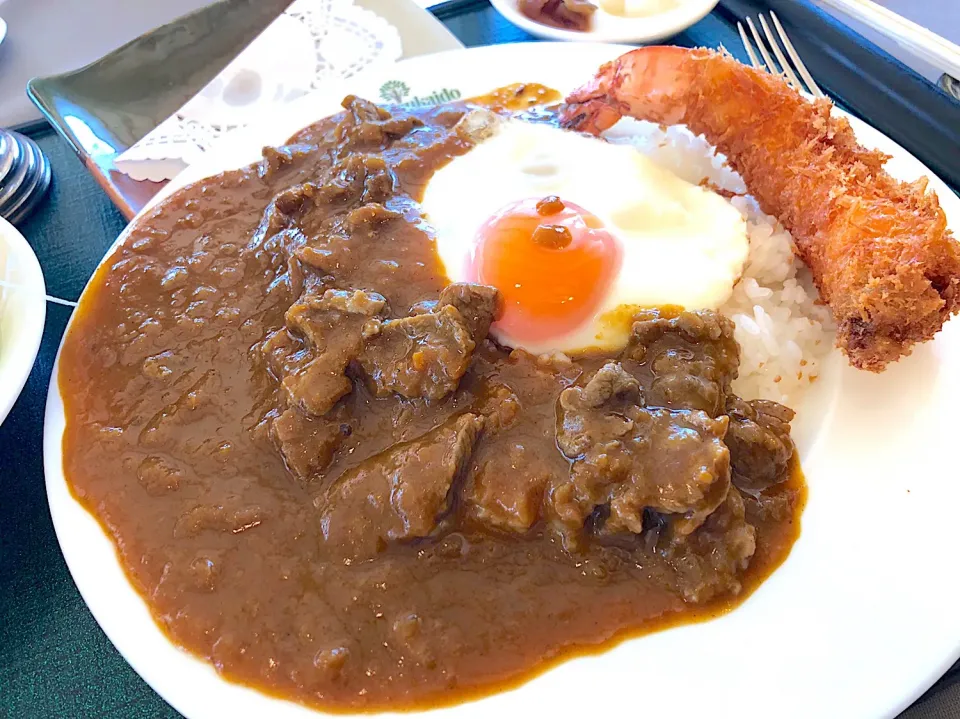 ⛳️ビーフカレー 目玉焼きとエビフライトッピング|流線形さん