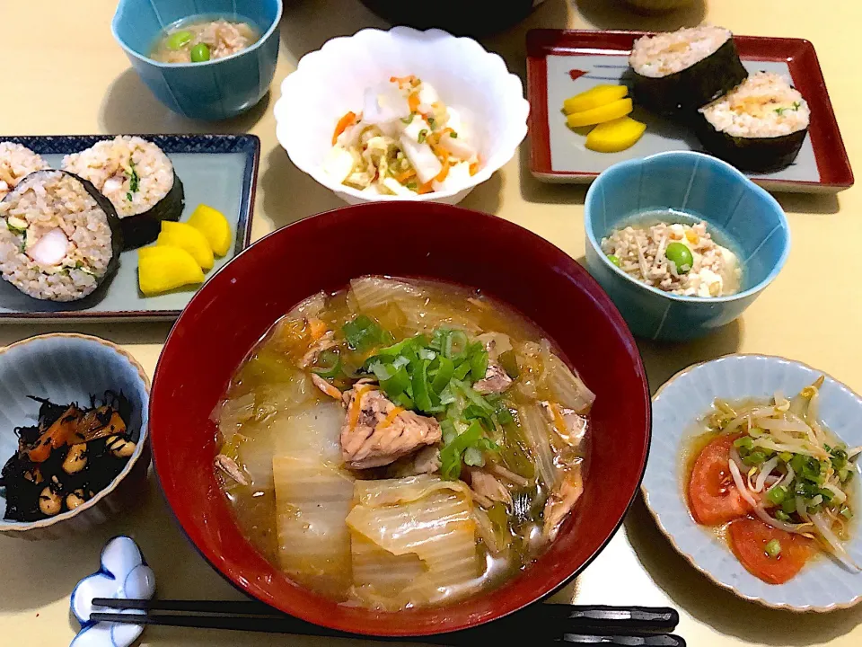 Snapdishの料理写真:2／2昼食  #昼ごはん 
•鯖と白菜の餡掛け蕎麦  •イカげそ海苔巻き/たくあん •そぼろ掛け豆腐 •トマトのサラダ  •浅漬け     ‥お昼用に作ったのは、海苔巻きのみ^^;。後は昨夜の残りの消費メニュー‥|おさんどんさん