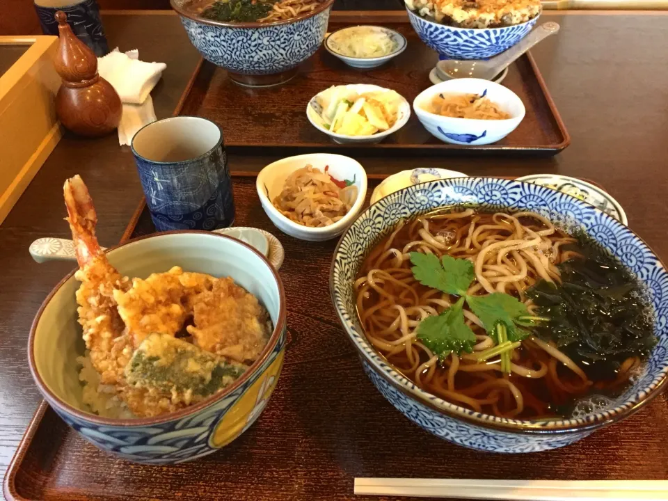 ランチ お蕎麦とミニかき揚げ丼
お腹パンパン💦|Emiさん