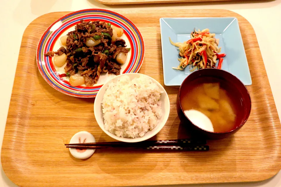 今日の夕食 牛肉のらっきょう炒め、切り干し大根の炒め物、雑穀米、大根とわかめの味噌汁|pinknari🐰🌈さん