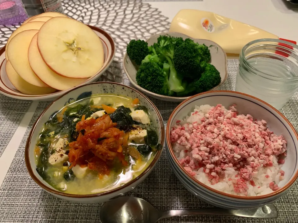 牛とろフレーク丼と春雨たまごスープ|とももさん