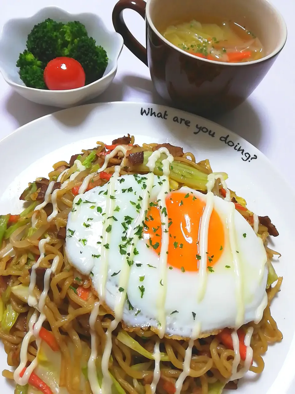 ぼっちの夕飯🌃🍴焼きそば🍳乗せ&野菜コンソメスープ(2/2)|海猫さん