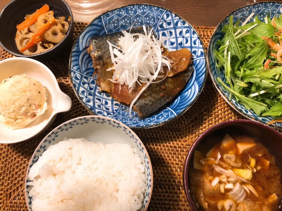 鯖の味噌煮、レンコンのきんぴら、ポテサラ、水菜のサラダ、味噌汁|taka-chanさん