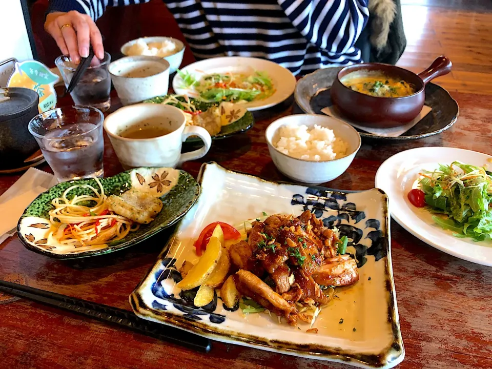 Snapdishの料理写真:ランチ🍴  バーベキューチキン🐣牡蠣とほうれん草のグラタン😋|ゆかりさん