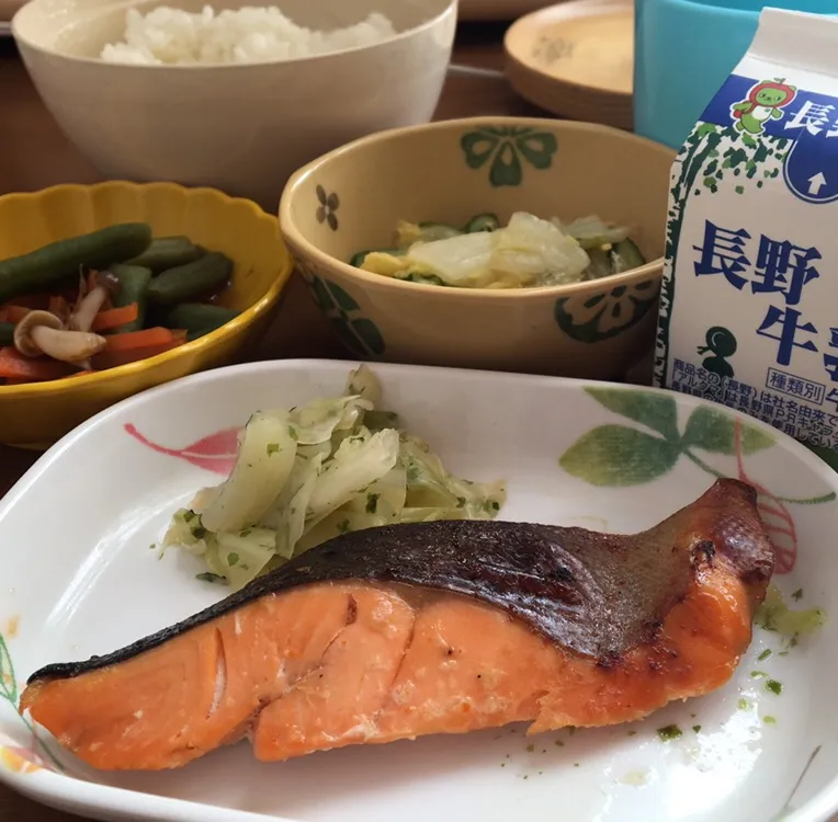 アル中病棟の昼ごはん☀️☀️☀️
ごはん🍚  鮭の七味焼き  糸寒天の酢の物  おかか煮  牛乳🥛|ぽんたさん