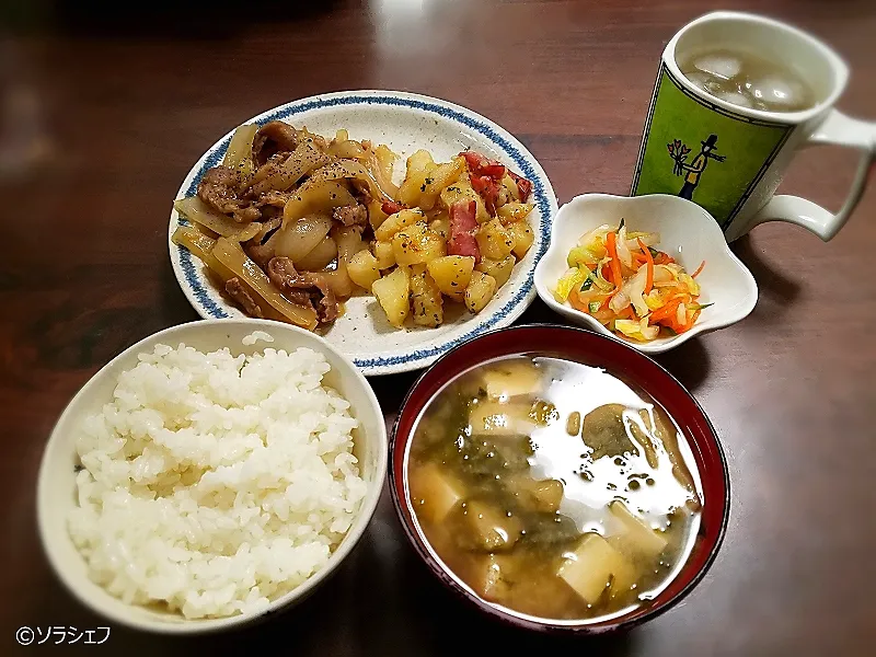 Snapdishの料理写真:今日の晩ご飯だよ(*^^*)
★豚こまのしょうが焼き
★ベーコンとじゃがいもの炒めもの
★野菜のピクルス
★あおさと豆腐の味噌汁|ソラシェフさん