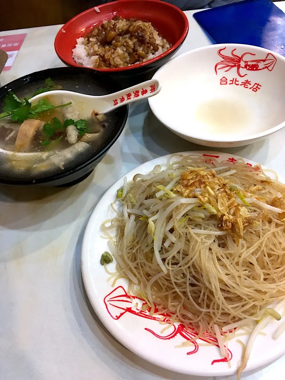 炒めビーフン
スルメイカのとろみスープ
台湾風肉そぼろ丼
atリャン シィ ハオ|さくたえさん