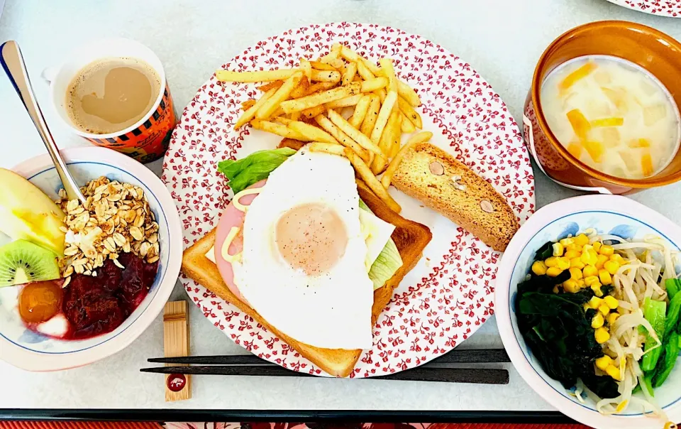 Snapdishの料理写真:カフェ風朝ごはん🌸クロックマダムとコーンスープ|Ayakoさん