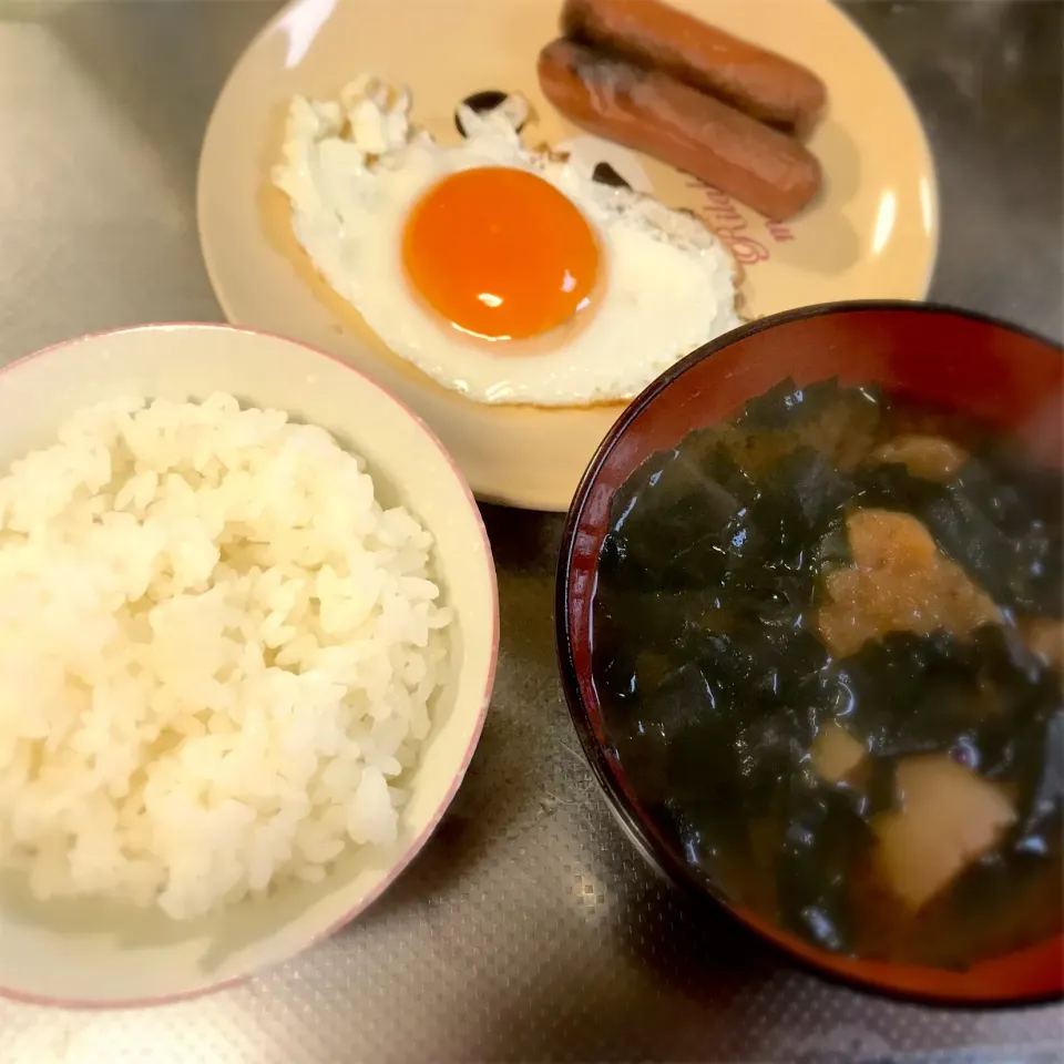 目玉焼きとお麩の味噌汁セット|👿ゆーちゃん🥀さん