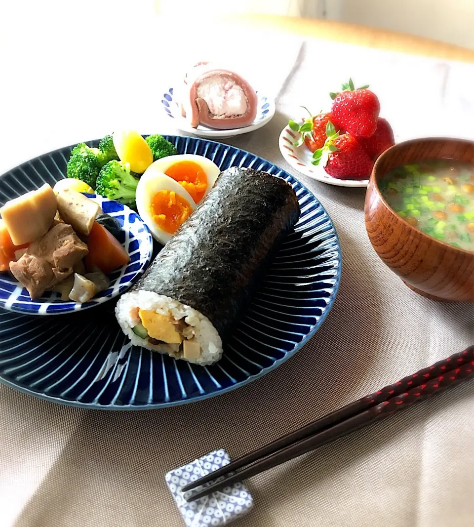 朝ごはんを食べよう☺️恵方巻きで朝ごはん👹|あしゃぱんさん