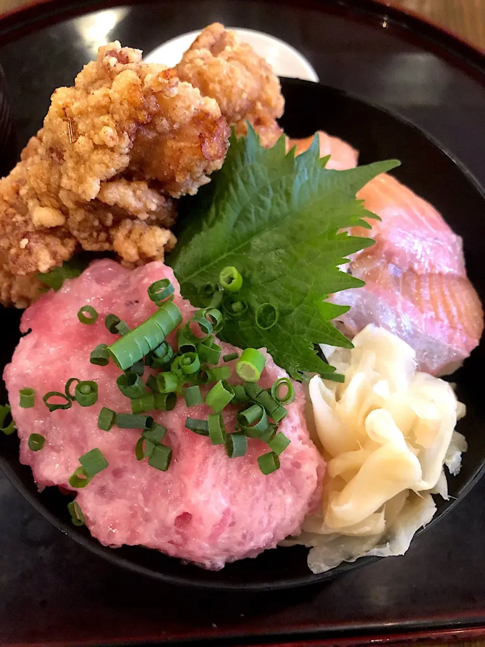 Snapdishの料理写真:ネギトロサーモン唐揚げ丼|tadaroさん