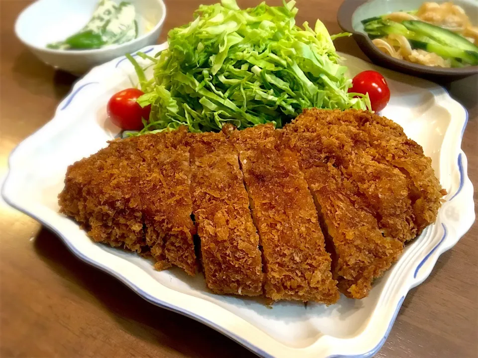 とんかつ(ロース)  お肉屋さんで揚げてもらいました。この大きさだと15分くらいかかります。柔らかくて美味い❗️|リフルシャッフルさん