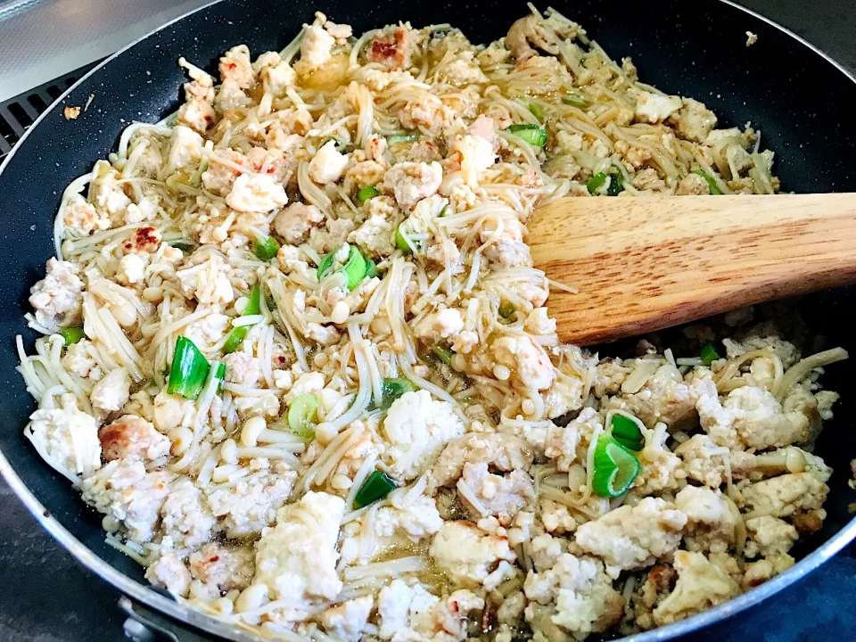 鶏ひき肉とエノキの節約丼♪|葉月さん