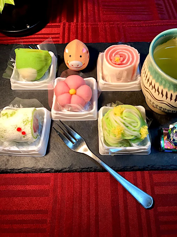 Snapdishの料理写真:和菓子屋さんで見つけた可愛い🍡和菓子のセット|Sの食卓さん