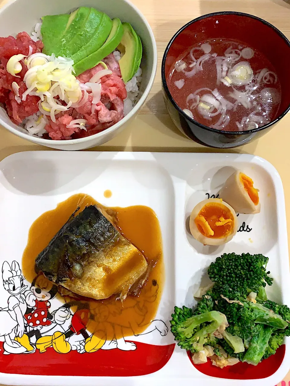 Snapdishの料理写真:・マグロのすき身丼
・潮汁
・鯖の味噌煮
・ブロッコリーと卵のオイマヨ和え
・煮卵|ぺろたんさん