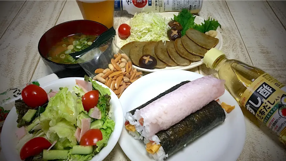 今日の男飯(*･ω･)
恵方巻き1合分&黒はんぺんの胡麻油焼き&サラダ盛り&大根と人参とワカメの味噌汁...♪*ﾟ|ひーちゃんさん