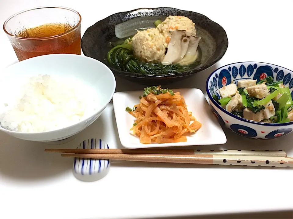 鶏団子と春菊のレモン煮込み、鶏胸肉と小松菜の梅あえ、人参ゴママヨサラダ、白米|ナッツさん