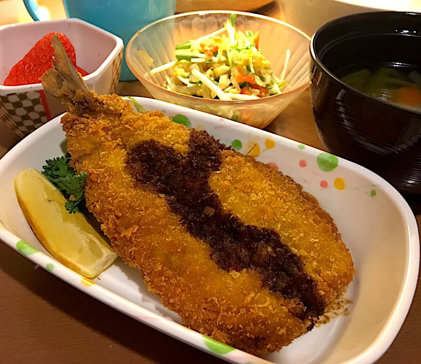 Snapdishの料理写真:アル中病棟の晩ごはん⭐️⭐️⭐️
ごはん🍚  コンソメスープ   いわしのカレーフライ  柚子風味サラダ🥗  いちご🍓|ぽんたさん