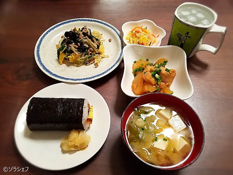 Snapdishの料理写真:今日の晩ご飯だよ(*^^*)
★恵方巻
★ニラともやしの卵炒め
★鶏肉と大根の煮物
★長ネギたっぷりと豆腐の味噌汁|ソラシェフさん